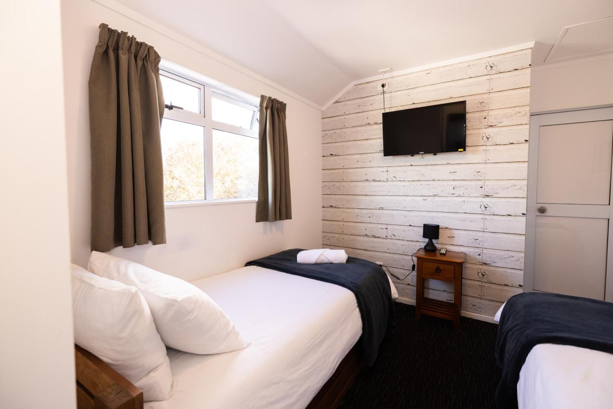 Haka House Taupo Hostel Bagian luar foto